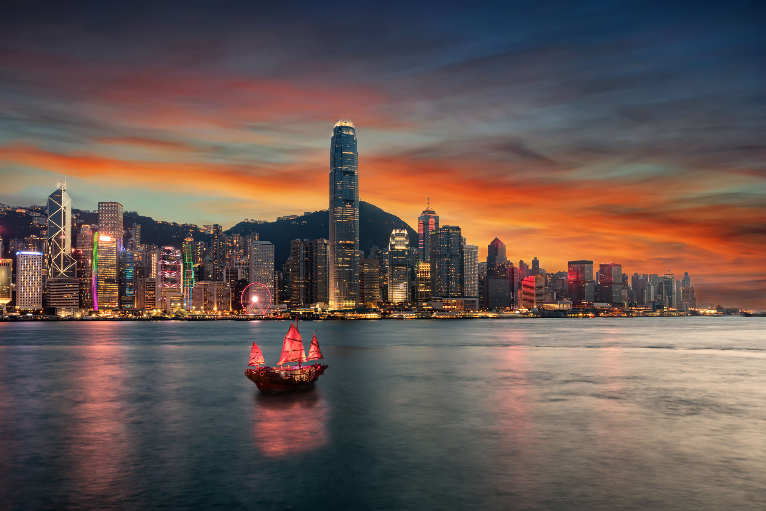 Blick auf den Victoria Harbour und die beleuchtete Skyline von H